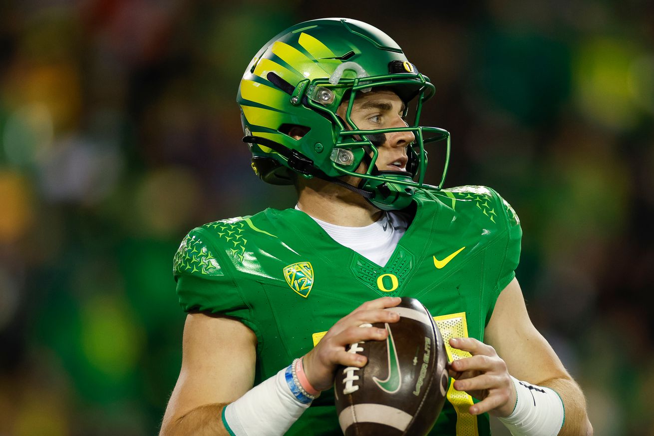 Denver Broncos select Oregon QB Bo Nix with their 12th overall pick in